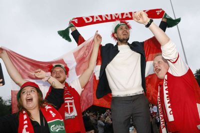 Stemningsbilleder fra endnu en fantastisk og berusende aften i Sdr. Anlæg til EM-storskærmsarrangement. Danmark klarede sagen og spillede sig videre til semifinalen med en 2-1-sejr over Tjekkiet. Til stor jubel i Sdr. Anlæg. Foto: Henrik Ole Jensen
