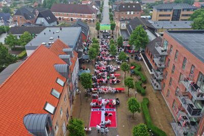 Vildbjerg Vildbjerg var atter samlet til storskærms-arrangement, da Danmark mødte Tjekkiet. Det bliver byen også på onsdag, hvor der endnu en gang kommer storskærm op. Lørdag markerede også afslutningen på »Vild i Vildbjerg«. - Det har levet op til vores forventninger, men man kan også godt se, hvad der er populært, siger bykoordinator Birthe Luckmann. Hun fortæller, at »Vild i Vildbjerg« nok fremover vil forløbe over en eller måske to weekender i stedet for de 10 dage, der var program i denne omgang. - Folk skal for meget - specielt når det er en uge op mod sommerferien, siger hun. Foto: Privatfoto