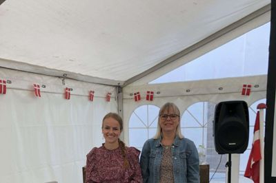 Mia Rødvig Olesen (t.v.), hovedforløb handel, får overrakt legat af Inger Stranddorf, formand for HK Privat MidtVest, ved dimissionen på Herningsholm Erhvervsskole forleden. Foto: PR-foto