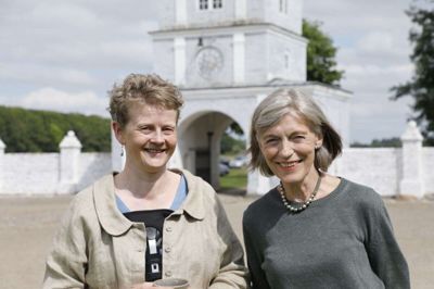 Formanden for Ensemblets Venner, Birgit Toft, fik sig en snak med Ulrikke Ikjær Buskov under årets Kammermusik-festival. Foto: Henrik Ole Jensen