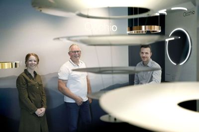 De tre medejere af Jensen Company er også i familie med hinanden. Grundlægger Kurt Jensen er her flankeret af sine børn, Linnea Clausager Jensen og Christoffer Clausager Jensen, der begge har købt sig ind i virksomheden i Birk. Foto: Henrik Ole Jensen
