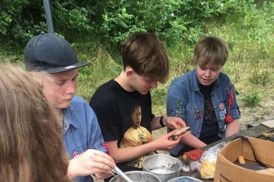 På viking-sommerlejren blev der lavet sværd og skjole, og festmiddagen den næstsidste aften kulminerede med en kamp melllem vikinger og de onde jætter. foto: Privatfoto