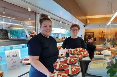 Fodboldfeber i Skolegades Bageri. Bagersvend Amanda Johannesen (t.v.) og bagerlærling Nikolaj Sakariasen. Foto: Nana Mathilde Mortensen