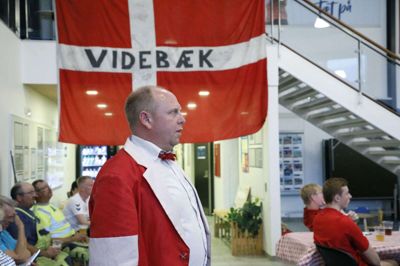 Arne Stampe Pedersen og hans kendte Videbæk-flag var sat op til fodboldfest. Som kampen skred frem, blev panderynkerne større, i takt med at håbet om sejr blev mindre. Foto: Henrik Ole Jensen
