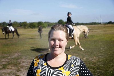 Hodsager Rideklub holder fire dages ridestævne, der begynder i dag, og formand Jette Skram Mikkelsen glæder sig ikke mindst over alle de frivillige, der har gjort stævnet muligt. foto: Flemming Hansen