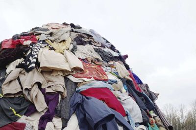 Et finsk firma har opfundet en proces, hvor brugt tøj kan bruges til nye tøjfibre. Foto: Adobe Stock