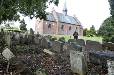 Menighedsrådet ved Fasterholt Kirke er i gang med at renovere kirkegården og skal i den forbindelse have fjernet de mange, gamle gravsten, der står på stedets lapidarium. Menighedsrådsformand Pia Bækgaard Jensen oplyser, at kirken i stedet vil etablere en ny natur-mindeplads. Foto: Tom Laursen