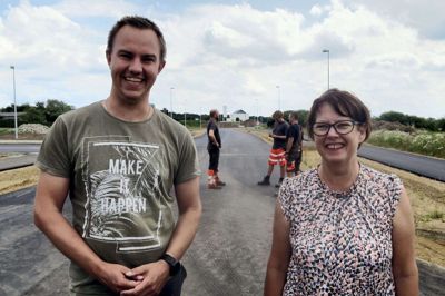 Formand for teknik- og miljøudvalget, Joan Hansen (V), åbnede i går den nyanlagte Løvbakkevej sammen med vejingeniør Daniel Stidsen fra Herning Kommune. Vejen har cykelsti i begge sider af vejen og en dobbeltrettet cykelsti ud til Naturcentret. Foto: Bo LUndgaard