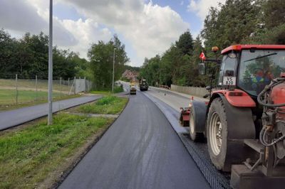 Der lægges i disse dage asfalt på det sidste stykke af Søndergade og den nye cykelsti, som nu forbinder mejerierne i Videbæk og Nr. Vium. Der kommer et nyt vejforløb på Søndergade i forbindelse med færdiggørelsen af arbejdet. Foto: Jens Kristian Lynderup