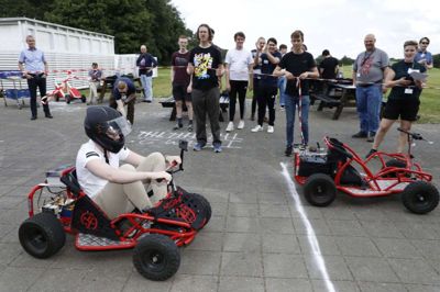 Andenpladsen kom tøffende i mål en håndfuld sekunder efter, at vinderne allerede havde parkeret deres gokart. Foto: Henrik Ole Jensen