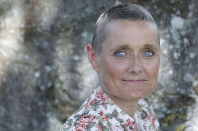 45-årige Belinda Birkemose Larsen fra Sunds håber, at hun kan være med til at inspirere andre mennesker til at leve livet til trods for diverse sygdomme og skavanker. Selv er hun uhelbredeligt syg af kræft, men hun fortsætter med at give sig selv nye mål og udfordringer. Foto: Henrik Ole Jensen