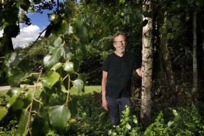 Det er kunstneren Steen Rasmussen, der har udtænkt og skabt Fortællingernes Tårn, der formentlig vil blive ferniseret i løbet af efteråret på Hjøllundvej, hvor billedet også er taget. Foto: Henrik Ole Jensen