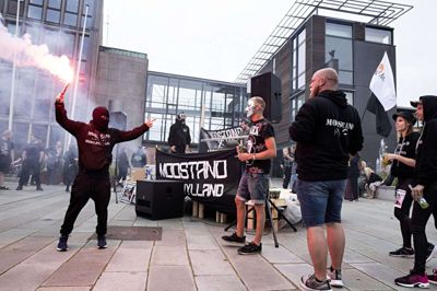 Der var masser af romerlys, fyrværkeri og kanonslag til demonstrationen, som ikke desto mindre forløb fuldstændig fredeligt. Foto: Jørn Deleuran