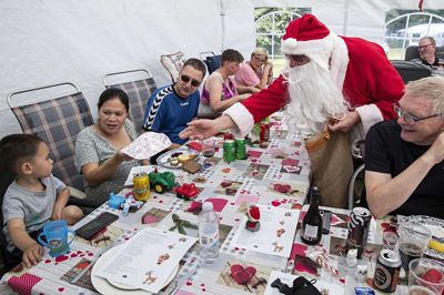 Der var både julemand og pyntet juletræ, da fastliggerne på Arnborg Camping lørdag holdt julefrokost. Deltagerne kommer fra store dele af Jylland, og da de aldrig mødes om vinteren, har de besluttet at holde julefrokost om sommeren.