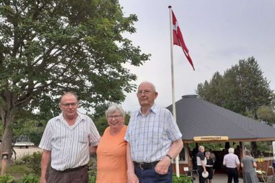 Inga Bank Olesen fra beboerforeningen i Rimmerhus flankeret af Willy Elmholdt, der tog initiativ til festen for Peter Jakobsen til højre. Peter Jakobsen blev fejret, fordi han trods sine 86 år stadig yder en stor frivillig indsats i landsbyen. Foto: Jesper Wind