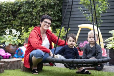 Susanne Jensen er naturligvis meget hjemme i haven med børnene, men ofte er de også andre steder henne. Der kunne en elcykel hjælpe gevaldigt, så børnen får mere tid til at lege og ikke bliver så trætte. Foto: Tom Laursen