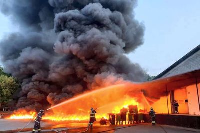 Der var tale om en voldsom brand i en række henstillede skraldespande. Foto: Privatfoto