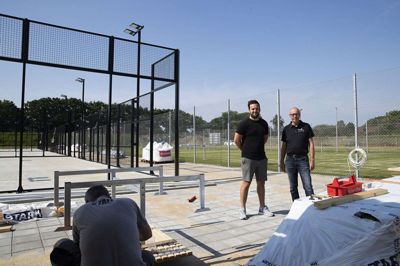 IFS Tennis’ formand Benjamin Piechnik (t.v.) og centerdirektør ved Sportscenter Ikast, Jan Rahbek, glæder sig til, at der for alvor komme gang i den populære sport på det nye anlæg. Foto: Jørn Deleuran