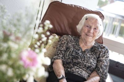 Ellen Jørgensen, har det meste af sit liv har boet i Fasterholt, hvor hun drev slagterforretning gennem 25 år. I morgen, fredag 16. juli, fylder hun 100 år. Foto: Tom Laursen