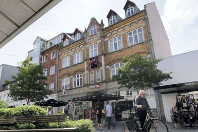 De øverste erhvervslejligheder i Bredgade 19, som blandt andet har huset en tandklinik, har stået tomme i flere år. Nu vil Jacobsen Group, der er ejendommens nye ejer, bygge erhvervslejlighederne om til boliger. Foto: Bo Lundgaard