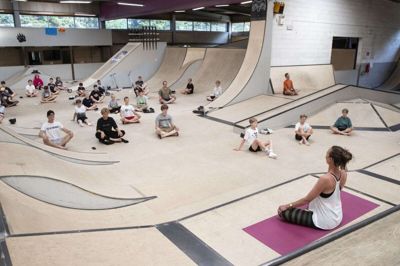 Hver morgen begynder med en yogasession ved instruktør Stine Porsbjerg. Foto: Tom Laursen