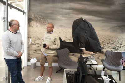 Jens Bjerre Kristensen (t.v.) og Jesper Bjerregaard ejer sammen med Dan Skovsbøll Spy. Alle kontorer på domicilet i Ikast er indrettet forskelligt alt efter, hvem der sidder der. Foto: Tom Laursen