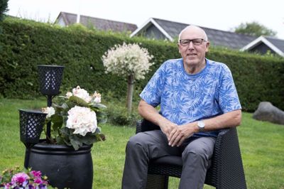Hans-Ejner Juulsen synes, at sommeren går for hurtigt. Inden den helt er forbi, får han dog både tid til at tage til Øster Brønderslev, spise en god bøf og læse om borgmesteren. Foto: Tom Laursen