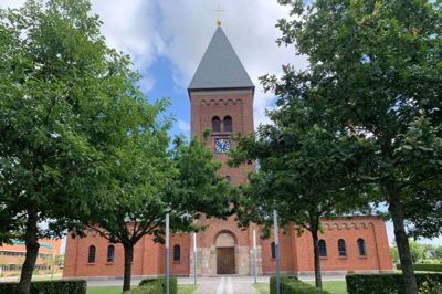 Ikast Sogn er nu bredt dækket ind, når det kommer til korsang. Efter sommerferien kan byens yngste børn også synge i kor. Inden da byder Ikast Kirke også på liv, når der om onsdagen bydes indenfor til morgensang. I morgen er det ved organist Ellen Gravesen. Foto: Mikkel Korsgaard Christensen