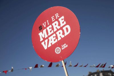 I en ny måling fra Voxmeter støtter lidt mere end hver fjerde et politisk indgreb i den sygeplejerskekonflikt, som har varet siden 19. juni. Sygeplejerskerne ønsker blandt andet et opgør med tjenestemandsreformen fra 1969, som ifølge sygeplejerskerne er skyld i et lønefterslæb. Foto: Olafur Steinar Gestsson/Ritzau Scanpix