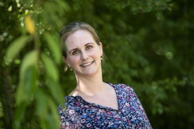 Louise Andersen fra Ilskov kalder sig selv for stædig. Det giver sig blandt andet udslag i, at hun lige har gået en bid af Hærvejen trods en kronisk gigtsygdom. Og at hun i flexjob er kantineleder med tre kollegaer, der heller ikke kan arbejde fuld skrald. »Der skal være plads til alle på arbejdsmarkedet« som hun siger. Lørdag 24.7 fylder Louise Andersen 40 år. Foto: Tom Laursen