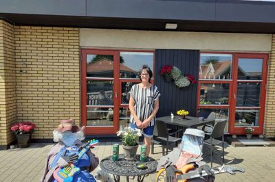 Conny Nielsen laver figurer på sin terrasse. De bliver skiftet hvert år og er tit genstand for sjov for forbikørende. Foto: Tobias Tange Jepsen