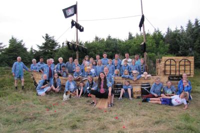Et stort piratskib tog imod FDF’erne fra Fjelstervang, da de ankom til årets sommerlejr på Venø. Foto: Privatfoto