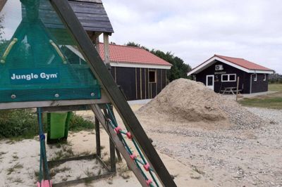 En ny hytte er under opførsel på Herborg Sø Camping for at følge med efterspørgslen. Udenfor højsæsonen bruges hytterne, der har både vaskemaskine og opvaskemaskine, af især håndværkere. Foto: jesper Wind