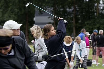 Et perfekt slag fra Freja Møller, som tidligere har spillet golf. Oprindeligt kommer hun fra Smørum og er i denne uge i Ikast med sine bedsteforældre for tredje år i træk.