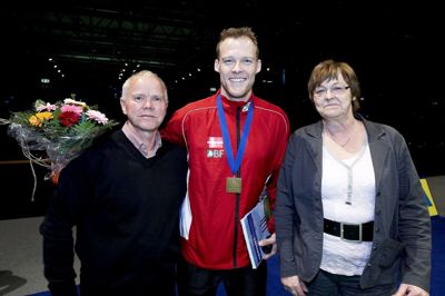 Kenneth Jonassen (i.m.) i selskab med to vigtige personer i sit liv. Sin træner gennem mange år i Herning Badminton Klub, Lars Engelbrechtsen (t.v.) og sin mor, Birgit Jonassen. Billedet er fra, da Danmark vandt hold-VM i badminton i Herning i 2008. Foto: Tony Brøchner