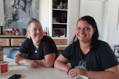 - Vi kunne aldrig finde på at tungekysse hen over kummefryserne hos købmanden, når der er ældre mennesker til stede. Det handler om opdragelse, siger Siff Guldberg (t.v.), og Annicha Guldberg siger om det at være lesbisk ægtepar: - Vi er jo bare et par almindelige piger. Foto: Jesper Wind