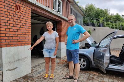Lone og Bo Eriksen er ilet hjem fra ferie i Tyskland til et oversvømmet hus i Spjald. Der stod 70 centimeter vand i kælderen, og mange af deres ting er ødelagte. Foto: Jens Kristian Lynderup