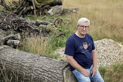 Der er to store passioner i Paul-Henning Jensens tilværelse: Lærergerningen og naturen. Søndag 1. august er det præcis 40 år siden, han blev ansat på Herning Friskole - hvor han blandt andet har undervist et par af sine nuværende kollegaer og sin nyansatte skoleleder Peter Bjerg, da de var børn. Og naturoplevelserne henter han blandt andet lige uden for døren omkring sit nedlagte landbrug på Røjenvej mellem Sunds og Simmelkær. Foto: Jørn Deuleran