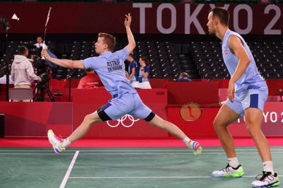 Kim Astrup angriber ved nettet, mens Anders Skaarup ser til i gruppefinalen mod Hiroyuki Endo og Yuta Watanabe fra Japan. Foto: Ritzau Scanpix