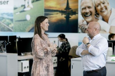 Gitte Søndergaard og Peder Hornshøj udgør ledelsen i Bravo Tours, som henover sommeren vokser fra 27 til 37 ansatte. Foto: Henrik Ole Jensen