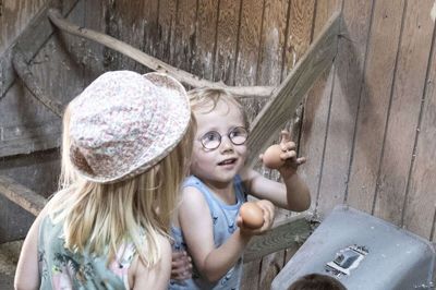 Så er der frisklagte æg fra hønsene. Begejstringen lyste ud af Victor Dalbjerg Kirketerp i det lyseblå tøj med brillerne. Pigen til venstre er Ellen Kirstine Dragersdal Halgaard, og drengen i grønt er Laurits Gammeljord Desideriussen, mens drengen med ryggen til i blå er Albert Toft Rosenlund. Foto: Tom Laursen