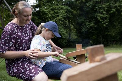 Astrid får lidt hjælp af mor, Janne Kristensen. De har taget turen helt fra Ringsted på Sjælland og stødte tilfældigt på sommeraktiviteterne på Vester Palsgaard Skovmuseum. Foto: Jørn Deleuran