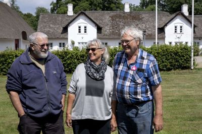 Tre af de frivillige, der mødes torsdag efter torsdag for at vedligeholde den smukke gamle skovridergård. Det er fra venstre Svend Jensen, Linda Eichler og Leif Thykjær. Foto: Jørn Deleuran