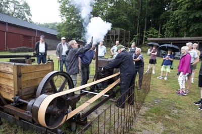 Den motoriserede æltemaskine gik i gang med et puffffhhh, og de frivillige ved Klosterlund Museum kom i arbejde med at omdanne mosejord til rektangulære tørv.