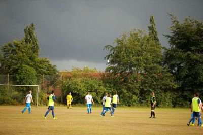 Det trak op til regn et par gange i løbet af den første camp ved Hodsager Cup. Her spiller hjemmeholdet Hodsager - i hvidt - mod Videbæk, der er i gule overtrækstrøjer. Foto: Henrik Lind Jørgensen