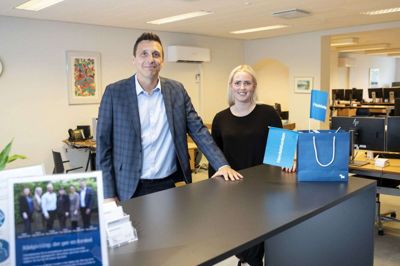 Lige nu er det kun direktør Lars Hansen og Karina Skovbjerg Johnsen, der bemander kontoret på Jernbanegade, men i det hele er de seks medarbejdere i filialen. Foto: Tom Laursen