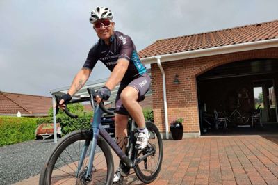 Henrik Vejlgaard fra Videbæk skal til september bestige bjerge i Frankrig på sin nye racercykel. Træningen begynder hjemme i garagen og hele formålet er, at samle penge ind til kampen mod sklerose. Foto: Jens Kristian Lynderup
