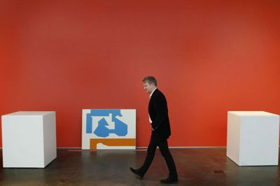 I 20 år har museumsdirektør Holger Reenberg haft sin gang på Heart og ses her i museums‑ bygningen, som blev skabt af Steven Holl i 2009. Foto: Flemming Hansen