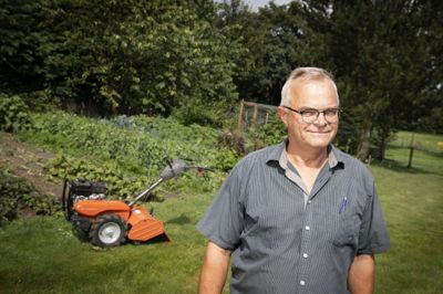 65-årige Erling Lemming kom i klemme i en havefræser, da han sidste år gjorde urtehaven forårsklar. Nu har hans hustru, Ketty Lemming, givet ham forbud mod at køre med den gamle havefræser, så derfor har Erling købt en ny, som er mere sikker. Erling og Ketty Lemming bor i Gjern. Også parrets tre voksne børn, Kasper, Stine og Anne, bor i byen med deres familier. Dermed har ægteparret fire - snart fem - børnebørn at glæde sig over tæt på. Foto: Martin Ballund