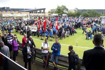 Fodboldspillere fylder meget, når der er 10.000 af dem. Indmarchen på stadion plejer at være startskuddet til Vildbjerg Cup. Foto: TOm Laursen